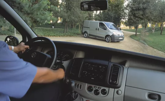 Οι υπουργοί Μεταφορών της ΕΕ αποφάσισαν την ενεργοποίηση ορισμένων άρθρων που περιλαμβάνονται σε τρεις παλαιότερους κοινοτικούς κανονισμούς και αφορούν στον εξοπλισμό ασφαλείας των ελαφρών επαγγελματικών και SUV οχημάτων.