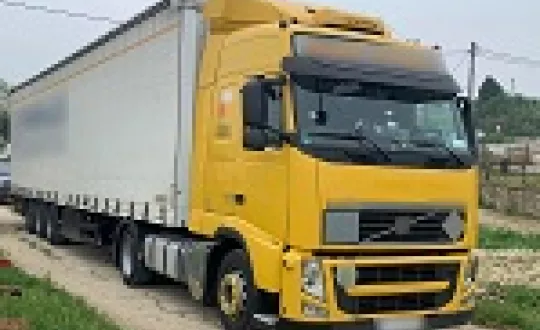 το κίτρινο Volvo ένας Κινέζος με πινακίδες ΙΧ και επικαθήμενο με γκρι μουσαμά ακινητοποιήθηκε στις 30 Απριλίου για έλεγχο στην Εθνική Οδό αρδανίου ορμενίου