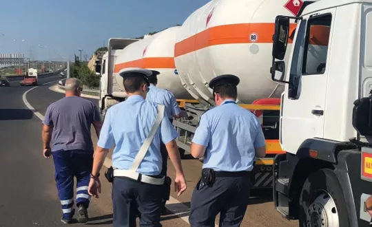 «Νέες διατάξεις της νομοθεσίας για καθ’ οδόν ελέγχους οχημάτων μεταφοράς επικίνδυνων εμπορευμάτων ADR», ήταν το θέμα του επιμορφωτικού προγράμματος του Υπουργείου Υποδομών και Μεταφορών.