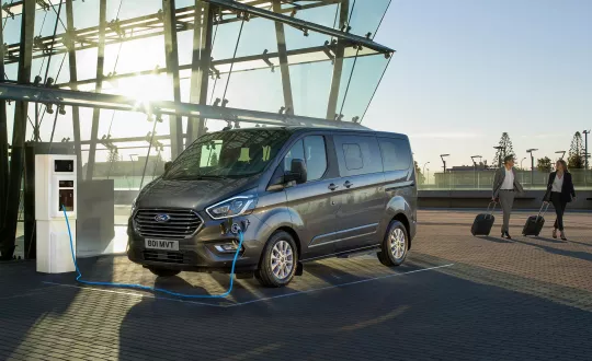 Μετά την "κλούβα" Transit Custom plug-in hybrid, σειρά έχει το αντίστοιχο Tourneo Custom -50 χιλιόμετρα μόνο με ηλεκτρική ενέργεια, 3,3 λίτρα ανά 100 χιλιόμετρα μέση κατανάλωση