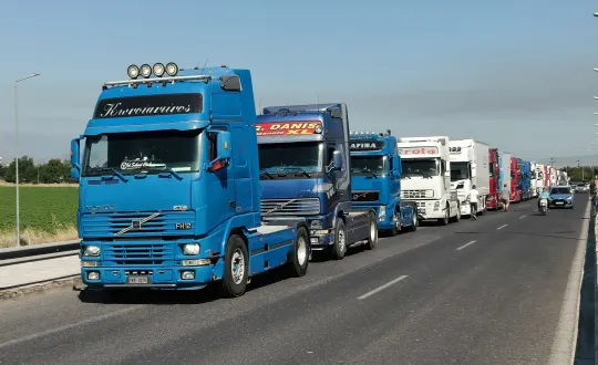 φορτηγά σε διαδηλωση στην εθνική οδό