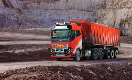Έξι αυτόνομα φορτηγά Volvo FH έχουν ξεκινήσει πιλοτικά τη μεταφορά ασβεστολίθου σε μία διαδρομή πέντε χιλιομέτρων μέσα από τούνελ, από ένα υπαίθριο λατομείο στο κοντινό λιμάνι Velfjord της Νορβηγίας.