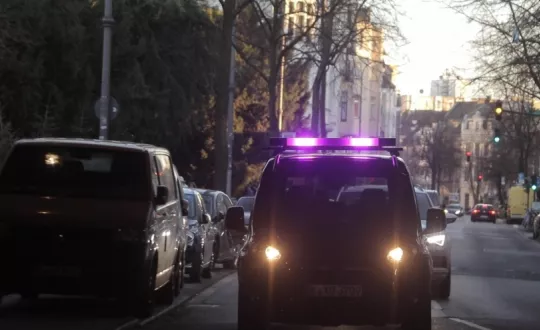 Στην οροφή του Transit Connect υπήρχε μια μπάρα φωτισμού, η οποία εξέπεμπε λευκό, μωβ και τιρκουάζ χρώμα, προσπαθώντας να υποδείξει αν το όχημα σκόπευε να συνεχίσει την πορεία του ή να σταματήσει παραχωρώντας στον πεζό προτεραιότητα. 