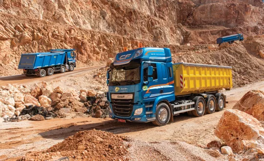 Τα τετράξονα 8x4 «FAW» είναι χτισμένα πάνω σε ενισχυμένο σασί για βαριά χρήση –με τον τελευταίο άξονα «τιμόνι» η διάμετρος στροφής είναι γύρω στα 16 μέτρα.