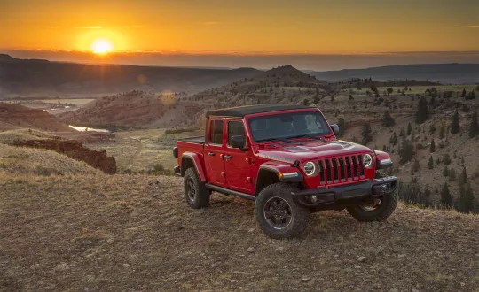 Το Jeep Gladiator αποτελεί την «αγροτική» έκδοση του νέου 4θυρου Jeep Wrangler, αλλά με μακρύτερο ατσάλινο πλαίσιο τύπου σκάλας κατά 787 χλστ.