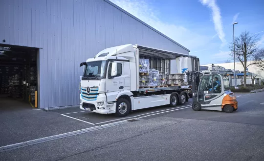 Η εταιρεία logistics «Logistik Schmitt», η οποία εδρεύει στην κοιλάδα Murg της Ν. Γερμανίας, δοκιμάζει στην πράξη ένα τριαξονικό ηλεκτροκίνητο Mercedes-Benz eActros 25 τόνων.