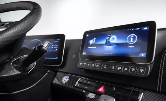 Το προηγμένο multimedia cockpit στο νέο Actros, με τις οθόνες υψηλής ευκρίνειας, προσφέρει ένα μοναδικό επίπεδο λειτουργικότητας και άνεσης χρήσης, και αναπτύχθηκε με το λογισμικό Kanzi UI της Rightware.