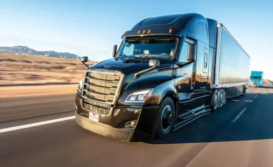 Το Freightliner Cascadia μπορεί να μην έχει τα στρέμματα χρωμίου και νίκελ που φοράνε λ.χ., τα Western Star, είναι όμως ένα από τα πιο λαχταριστά φορτηγά της παγκόσμιας αγοράς.