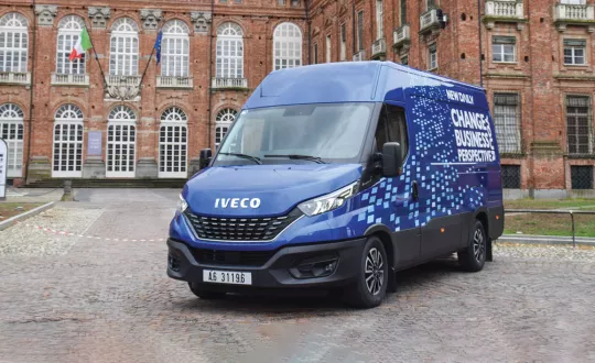 Η νέα γενιά Iveco Daily εφοδιάζεται με τα πιο εξελιγμένα συστήματα ασφαλείας, όπως το AEBS και City Brake Pro, το σύστημα QUEUE, το Proactive Lane Keeping και το Adaptive Cruise Control. Επιπρόσθετα, το Crosswind Assist, το Hill Descent Control και το Traction Plus.