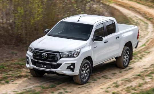 Το αμάξωμα του Hilux 2019 Special Edition διανθίζουν μαύρες και σκούρες γκρι λεπτομέρειες που απαντώνται στη γρίλια της μάσκας, στους προβολείς ομίχλης, στις χειρολαβές, στα καπάκια των καθρεπτών, στον πίσω προφυλακτήρα και στις προστατευτικές ποδιές.