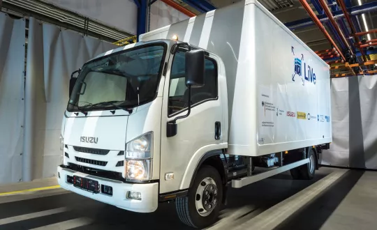 Το Isuzu Ν αφήνει στην άκρη τον συμβατικό κινητήρα των 190 ίππων, αποκτώντας τον ηλεκτρικό άξονα «eTransport» της BPW, ο οποίος φιλοξενεί δύο ηλεκτροκινητήρες που αποδίδουν από κοινού ροπή 6.500 Nm. 