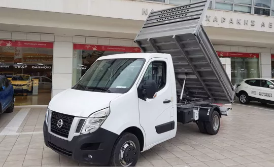 Το νέο Nissan NV400 σε έκδοση με ανατρεπόμενη καρότσα κλίσης 45° δημιουργήθηκε από την εταιρεία Nissan Νικ. Ι. Θεοχαράκης Α.Ε. Το όχημα συνοδεύεται από εγγύηση πέντε ετών ή 160.000 χλμ. και προσφέρεται για τον κατασκευαστικό κλάδο και τη μεταφορά χύδην υλικών.