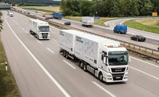 Συζητάμε με τους κυρίους Volker Heim και Benjamin Steinmetz από τη MAN Truck & Bus για τα συστήματα υποβοήθησης οδήγησης.