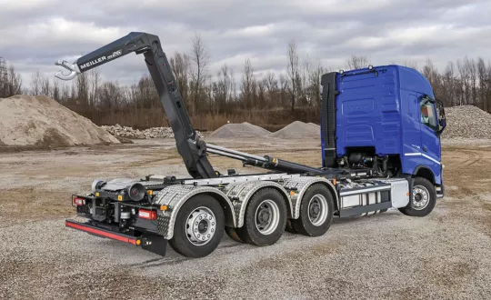 Nτεμπούτο στην έκθεση Bauma 2019 θα κάνει o γερανός γάντζου MEILLER RS26, ο οποίος έχει ανυψωτική ικανότητα 26 τόνων, απόβαρο μειωμένο κατά 850 κιλά σε σύγκριση με το προκάτοχο μοντέλο και διπλάσια ταχύτητα εργασίας.