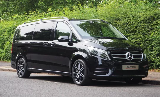 Η τιμή της πολυτελούς Mercedes-Benz V-Class που βρέθηκε στην έκθεση Classic Car Show, ορίζεται στις 92.000 λίρες (σχεδόν 106.000 ευρώ).