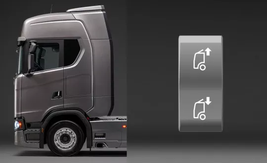 Η Scania εισήγαγε πρόσφατα στον πίνακα οργάνων ένα κουμπί, μέσω του οποίου ο οδηγός μπορεί να ρυθμίσει μόνος του το ενδεδειγμένο κάθε φορά ύψος του σπόιλερ οροφής. 