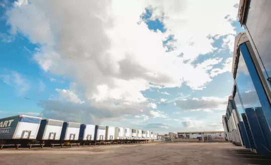 Η έκθεση της Schmitz Cargobull βρίσκεται τώρα στο 23ο χλμ. Ν.Ε.Ο. Αθηνών – Κορίνθου, περιοχή Παπακώστα - Μάνδρα. Τηλ.: 210 5200252