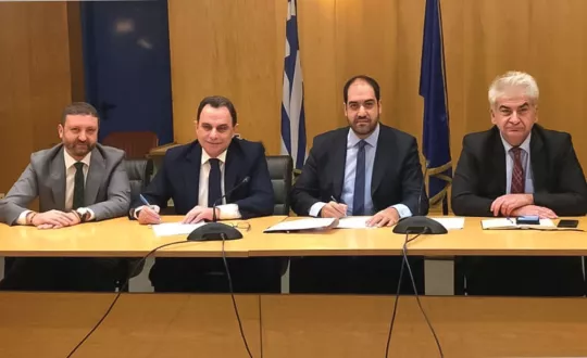 Η στιγμή της υπογραφής της προγραμματικής συμφωνίας στο Υπουργείο Υποδομών και Μεταφορών. Από αριστερά: ο Γενικός Γραμματέας Ψηφιακής Διακυβέρνησης, κ. Λεωνίδας Χριστόπουλος, ο Υφυπουργός Ψηφιακής Διακυβέρνησης, αρμόδιος για θέματα Απλούστευσης Διαδικασιών, κ. Γιώργος Γεωργαντάς, ο υφυπουργός Υποδομών και Μεταφορών κ. Γιάννης Κεφαλογιάννης και ο Γενικός Γραμματέας Μεταφορών κ. Νίκος Σταθόπουλος.