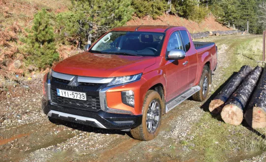 Το L200 κάνει τα αδύνατα δυνατά χάρη στο αναβαθμισμένο σύστημα 4WD, τη νέα λειτουργία Off road mode και την αυξημένη απόσταση από το έδαφος. Οι τιμές του νέου L200 ξεκινούν από 26.500 ευρώ για το Club cab και από 28.700 ευρώ για το Double cab. 