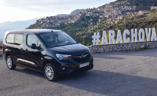 Αθήνα-Αράχωβα με το Opel Combo Life σε ένα ταξίδι με ασφάλεια και άνεση για πέντε έως και επτά επιβάτες. 