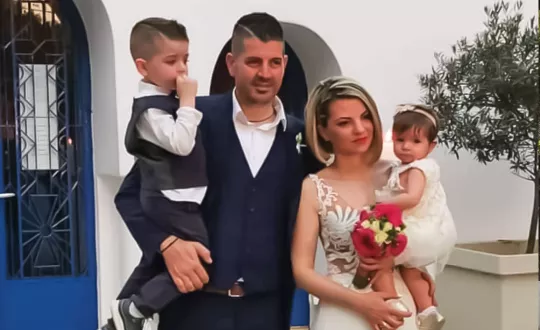 Οι νεόνυμφοι λαμπεροί και χαμογελαστοί στην ομορφότερη ημέρα της ζωής τους. 