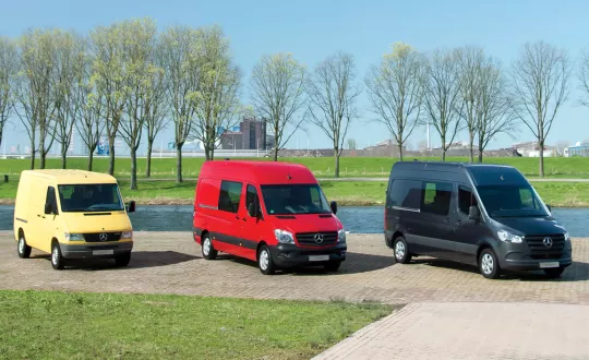 Οι τρεις γενιές του Mercedes-Benz Sprinter φωτογραφημένες μαζί.