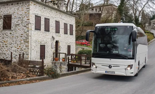 Το Mercedes-Benz Tourismo 15 RHD με μήκος 12.295 χιλιοστά, πλάτος 2.530 χιλιοστά και ύψος 3.680 χιλιοστά. 
