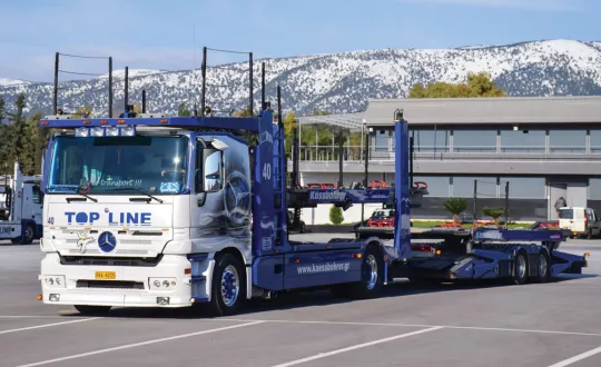 «Key to transport» γράφει στο παρμπρίζ του Actros και εμείς θα συμπληρώσουμε ότι το κλειδί για την πετυχημένη μεταφορά είναι ένα καλοστημένο εργαλείο σαν αυτό του Σπύρου.