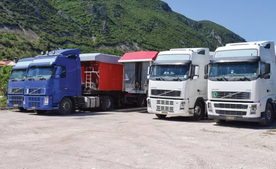 «Τα φορτηγά μας έπιασαν αράχνες, δεν δουλεύουν ούτε οι μπαταρίες. Πρώτη φορά ζούμε τόσο δύσκολες καταστάσεις», μας δήλωσαν οι αυτοκινητιστές των Σερβίων.