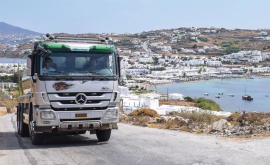 Μεταφορά λυμάτων στη Μύκονο με τα φορτηγά της εταιρείας του Παρασκευά Δάντου. 