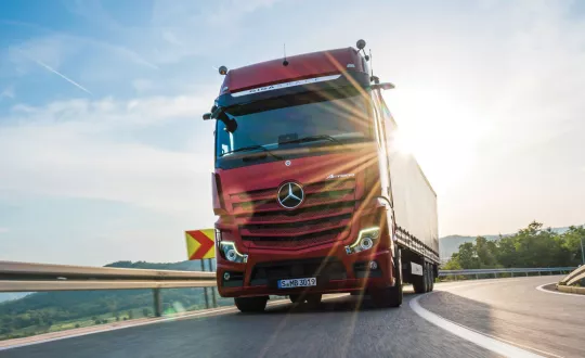 Το νέο Actros διαθέτει αναβαθμισμένο προγνωστικό σύστημα PPC, το οποίο λειτουργεί και σε επαρχιακές οδούς