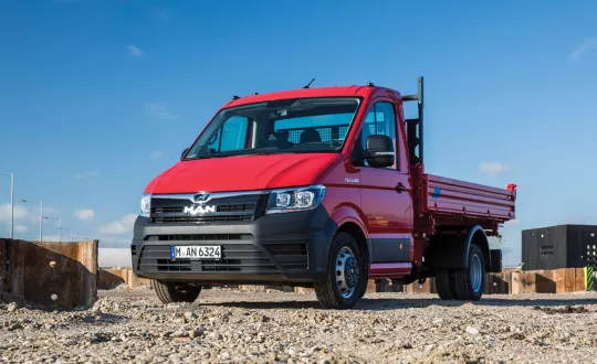 Έως τώρα, οι 4x4 εκδόσεις του ΜΑΝ TGE είχαν μικτό βάρος 3,0-4,0 τόνων. Πλέον, η γκάμα εμπλουτίζεται με νέες τετρακίνητες εκδόσεις 5,0 και 5,5 τόνων, που δίνουν ωφέλιμο φορτίο έως και 3.370 κιλών.