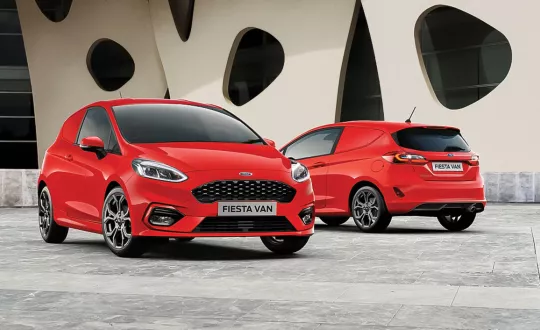Το Fiesta Van EcoBoost Hybrid εντάσσεται στην οικογένεια των ήπια υβριδικών επαγγελματικών Ford, όπου ανήκουν και τα Transit, Transit Custom και Tourneo Custom EcoBlue Hybrid.