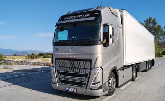 Με την άφιξη του νέου FH 500 στην Ελλάδα, το περιοδικό ΤΡΟΧΟΙ & TIR το… πρόλαβε στη Λάρισα, όπου ο συνεργάτης μας Παύλος Μαυρομύτης είχε την ευκαιρία να το οδηγήσει. Αναλυτικό ρεπορτάζ της δοκιμής και των νέων Volvo θα δημοσιεύσουμε σε επόμενο τεύχος