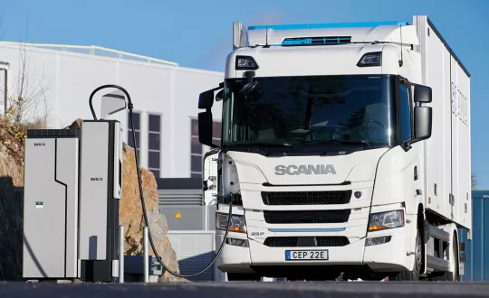 Το ηλεκτρικό Scania φορτίζει τις μπαταρίες του σε φορτιστές της EVBox που ανήκει στον όμιλο ENGIE.