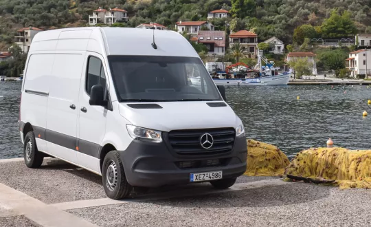 Η οδήγηση του Sprinter γίνεται με δίπλωμα Β’ κατηγορίας, δεν έχει περιοριστή ταχύτητας και επιπρόσθετα δεν απαιτείται χρήση ψηφιακού ταχογράφου.