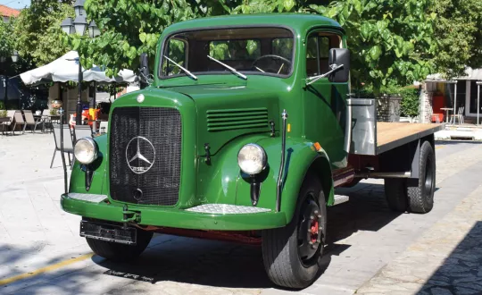 Το Mercedes-Benz 312 στην κεντρική πλατεία του χωριού Ευπάλιο Φωκίδας. Το αγόρασε ο Δημήτρης Καψάλης το 1970 και εκτελούσε δρομολόγια μέχρι το 1996. 