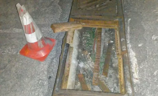 Το σημείο που υποχώρησε το φρεάτιο, δημιουργώντας μια τρύπα με αρκετά εκατοστά βάθος. 