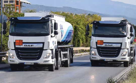Τα δύο DAF CF της εταιρείας ελίν μεταφέρουν καθημερινά καύσιμα στην πόλη της Θεσσαλονίκης και σε όμορους νομούς. 