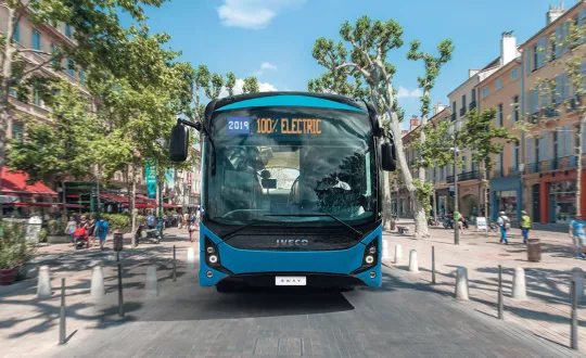 Η ηλεκτρική γραμμή κίνησης έχει ισχύ 120 ή 190 kW (163 και 258 ίπποι), με τη ροπή να είναι της τάξης των 1.000 και 2.100 Nm, αντίστοιχα.