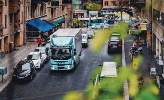 Το νέο Volvo FE Electric μεταφέρει και παραδίδει νωπά προϊόντα σε καθημερινή βάση και σηματοδοτεί το σημαντικό πρώτο βήμα στη συνεργασία μεταξύ της Volvo Trucks και της ICA