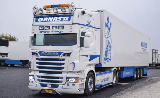 Το Scania της μεταφορικής Γκάνας Α.Ε από τον Τύρναβο. 