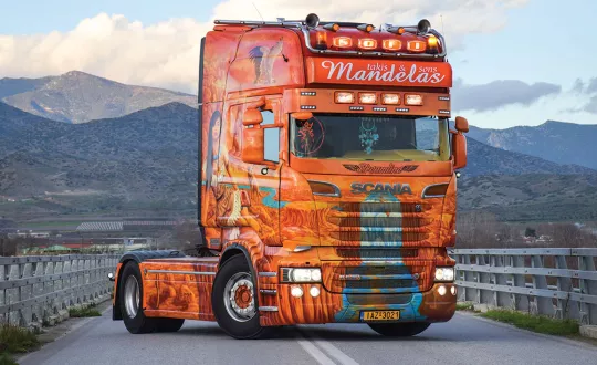 Takis Mandelas & Sons με πολλά χρόνια εμπειρίας στο επαγγελματικό τιμόνι. 