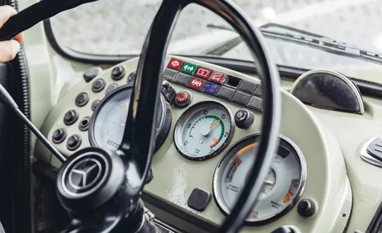Το κόκπιτ ενός Mercedes-Benz 1924 του 1972, από όπου ο οδηγός επιτηρούσε τη λειτουργία του OM 355 κινητήρα, ο οποίος βρισκόταν κάτω από το κοντό καπό.