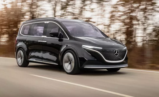 Δηλωμένη πρόθεση της Mercedes είναι να γίνει το νέο μοντέλο μπεστσέλερ, με κύριο πλεονέκτημα την πρωτοφανή για τα σπαρτιάτικα ήθη της κατηγορίας πολυτέλεια και τον σοφιστικέ διάκοσμο.