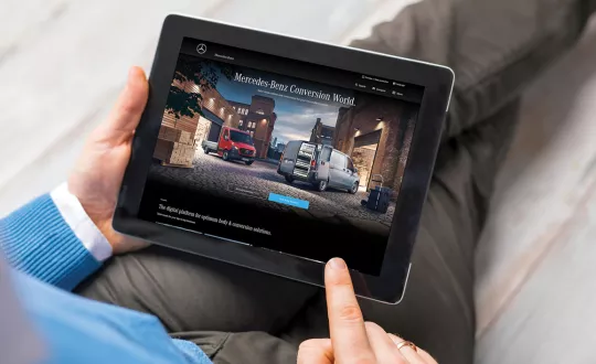 Ο νέος ιστότοπος (conversion-world.mercedes-benz.com) είναι κατηγοριοποιημένος σε οκτώ τομείς, προσφέροντας περισσότερα από 110 προϊόντα. Ανάμεσά τους συναντάμε τις χαμηλές πλατφόρμες για το Sprinter, την εγκατάσταση ραφιών στο Vito και τον ψυκτικό εξοπλισμό του Citan.