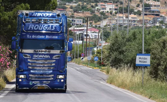 Το R διασχίζοντας τους Μολάους με κατεύθυνση τη Μονεμβασιά