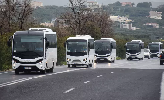 Το Isuzu Grand Toro διαθέτει τον τετρακύλινδρο κινητήρα CUMMINS ISB4.5E6, ο οποίος αποδίδει 210 ίππους στις 2.300 σ.α.λ. και μέγιστη ροπή 850 Nm από τις 1.200 – 1.500 σ.α.λ. Ο επίσης τετρακύλινδρος κινητήρας του Novo παράγει 190 ίππους ισχύος στις 2.600 σ.α.λ. και 510 Nm ροπής από τις 1.600 – 2.800 σ.α.λ.