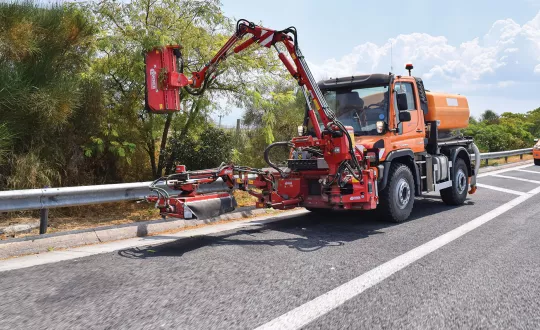 Πραγματικό πολυεργαλείο δουλειάς το Mercedes-Benz Unimog U 427 το οποίο μπορεί να χρησιμοποιηθεί για χορτοκοπή, κλάδεμα δέντρων και θάμνων, εκχιονισμό, σάρωση και καθαρισμό.