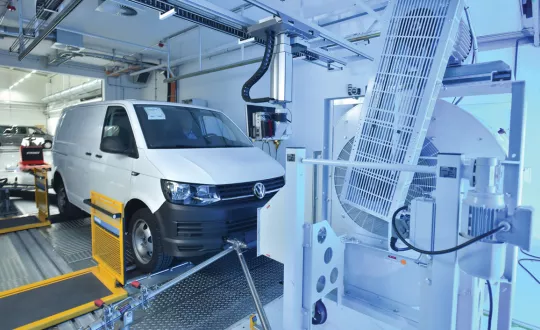 Η μονάδα καλύπτει επιφάνεια 1.000 τ.μ. και βρίσκεται στο εργοστάσιο της Volkswagen, στο Ανόβερο της Γερμανίας. Διαθέτει δύο χώρους δοκιμών, στους οποίους τα οχήματα ελέγχονται με βάση τη παγκόσμια διαδικασία εξέτασης ελαφρών οχημάτων WLTP.